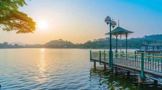 在炎炎夏日，杭州这座历史悠久的城市，以其独特的魅力吸引着无数游客