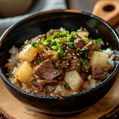 牛杂是一道风味独特的美食，通常由牛的内脏和其他部位组成，味道鲜美