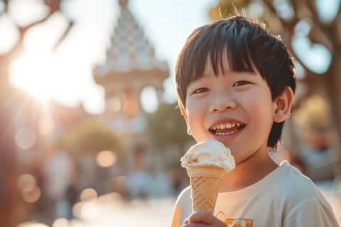 炎热夏日中的冷凉甜美之旅：一小男孩的冰淇淋经历