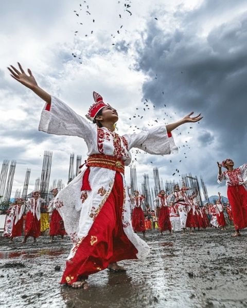 国庆假期全国多地通过展示打铁花、火壶表演、英歌舞等非遗项目吸引游客