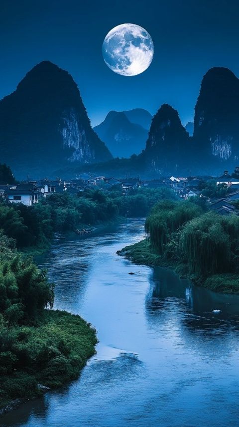 漓江是中国桂林地区的一条著名河流，在领略江南水乡风情和壮美山水之间