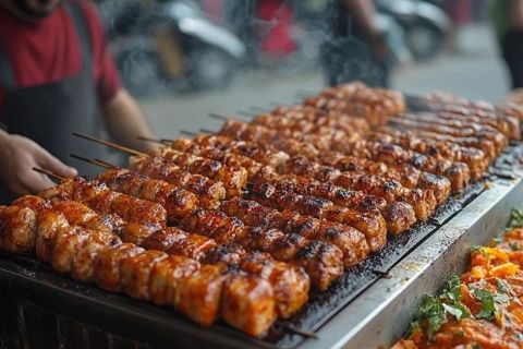 炭烤牛肉串配浓郁番茄酱，色香味俱佳！当然可以！以下是羊肉串的制作方法