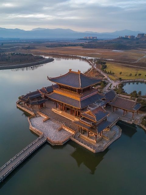 防城港，位于中国南的海滨城市，有丰富的自然资源和悠久的历史文化