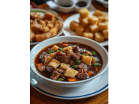 内蒙古美食丰富多样，既有肉类主食，也有特色小吃与饮品。