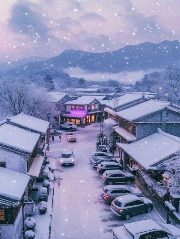 伊春峰岩山寨冬日里的热情盛景