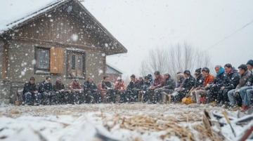 女子去陕西吃酒席，感叹真佩服陕西人，外面下暴雪零下3度，还是坚持8个凉